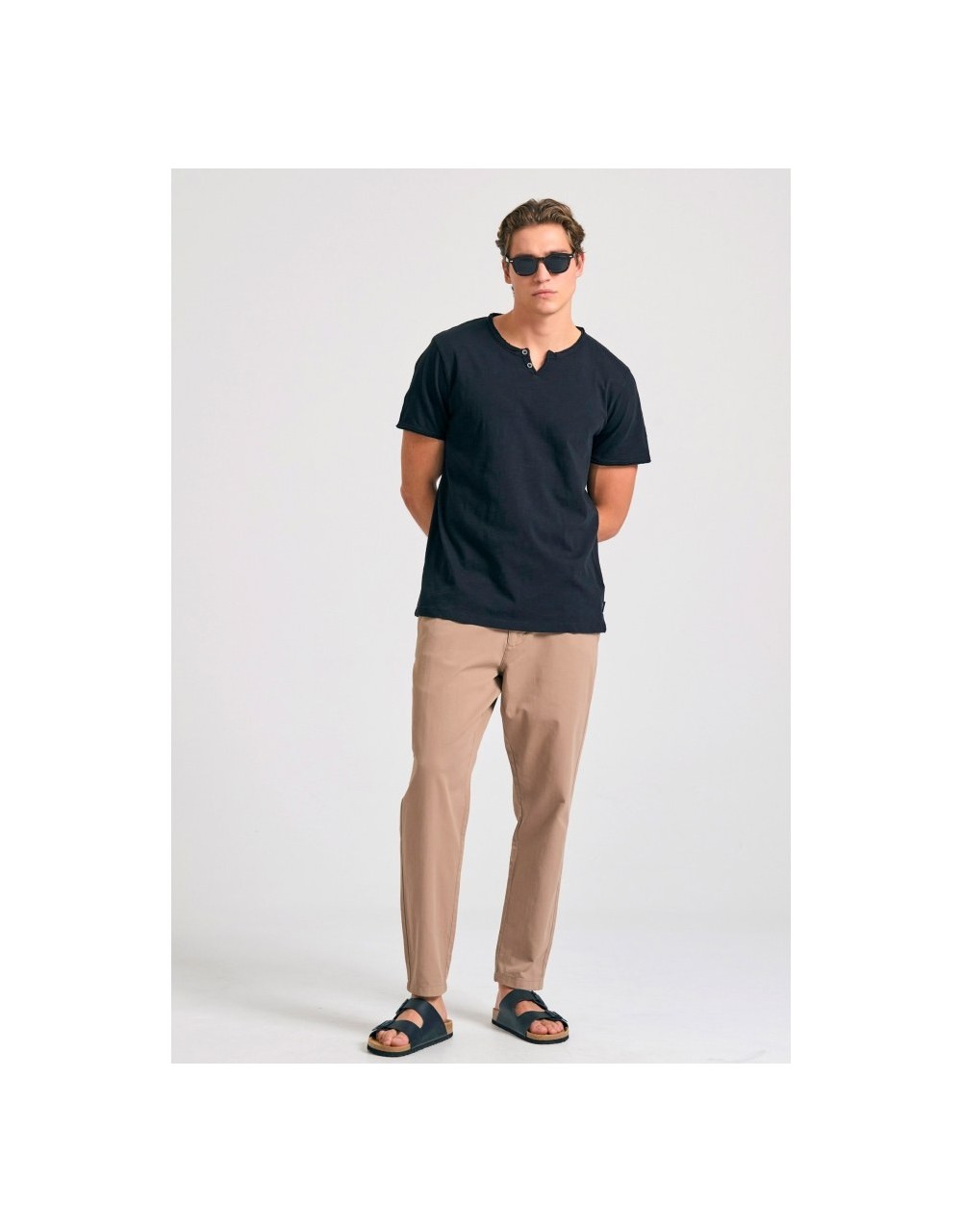 T-shirt με λαιμό henley και raw cuts - The essentials