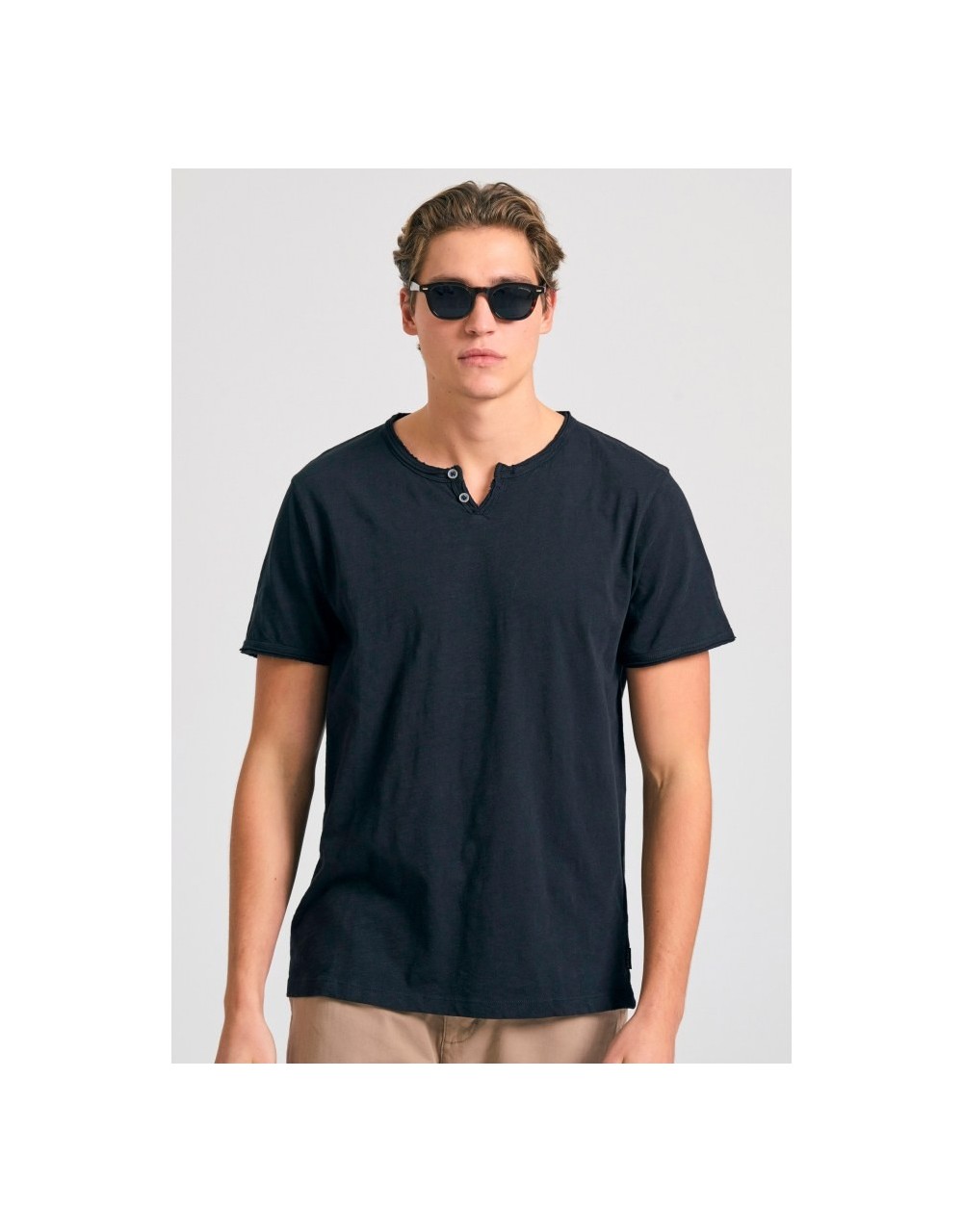 T-shirt with henley neck and raw cuts - The essentials