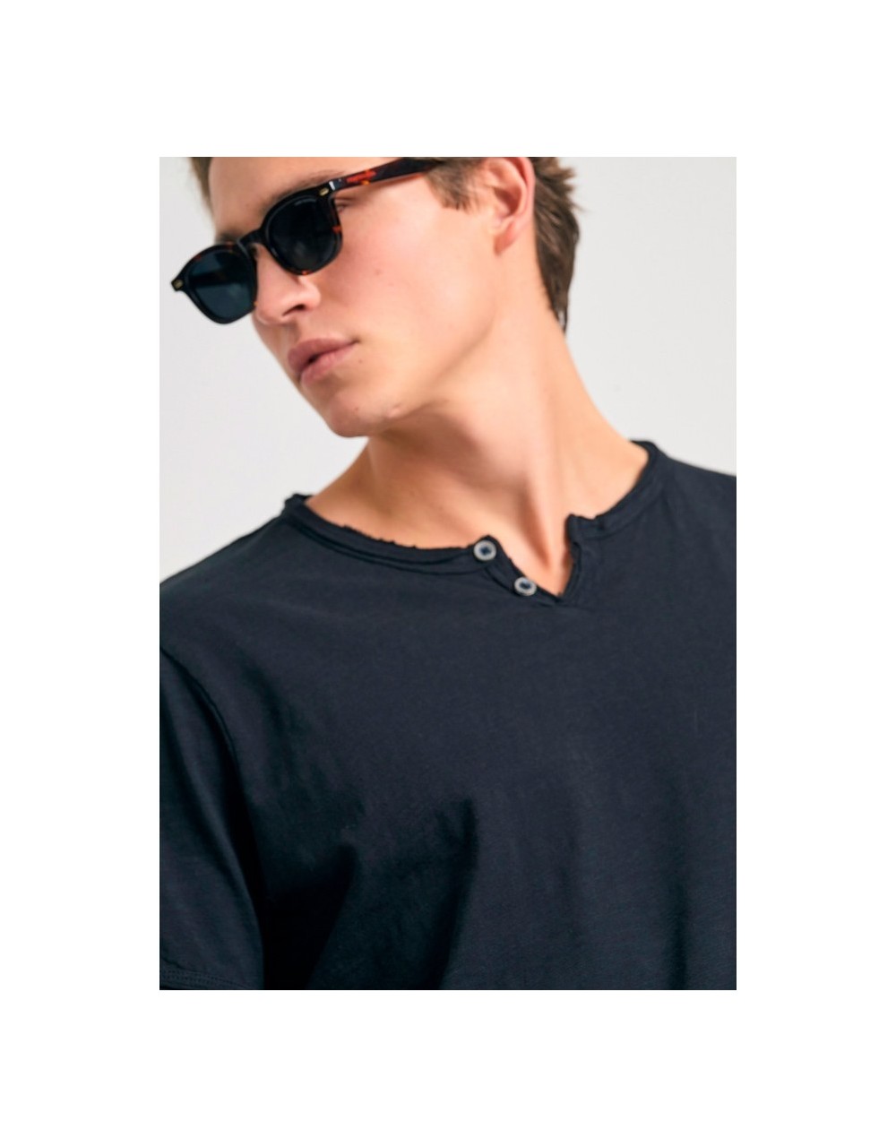 T-shirt με λαιμό henley και raw cuts - The essentials