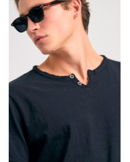 T-shirt με λαιμό henley και raw cuts - The essentials