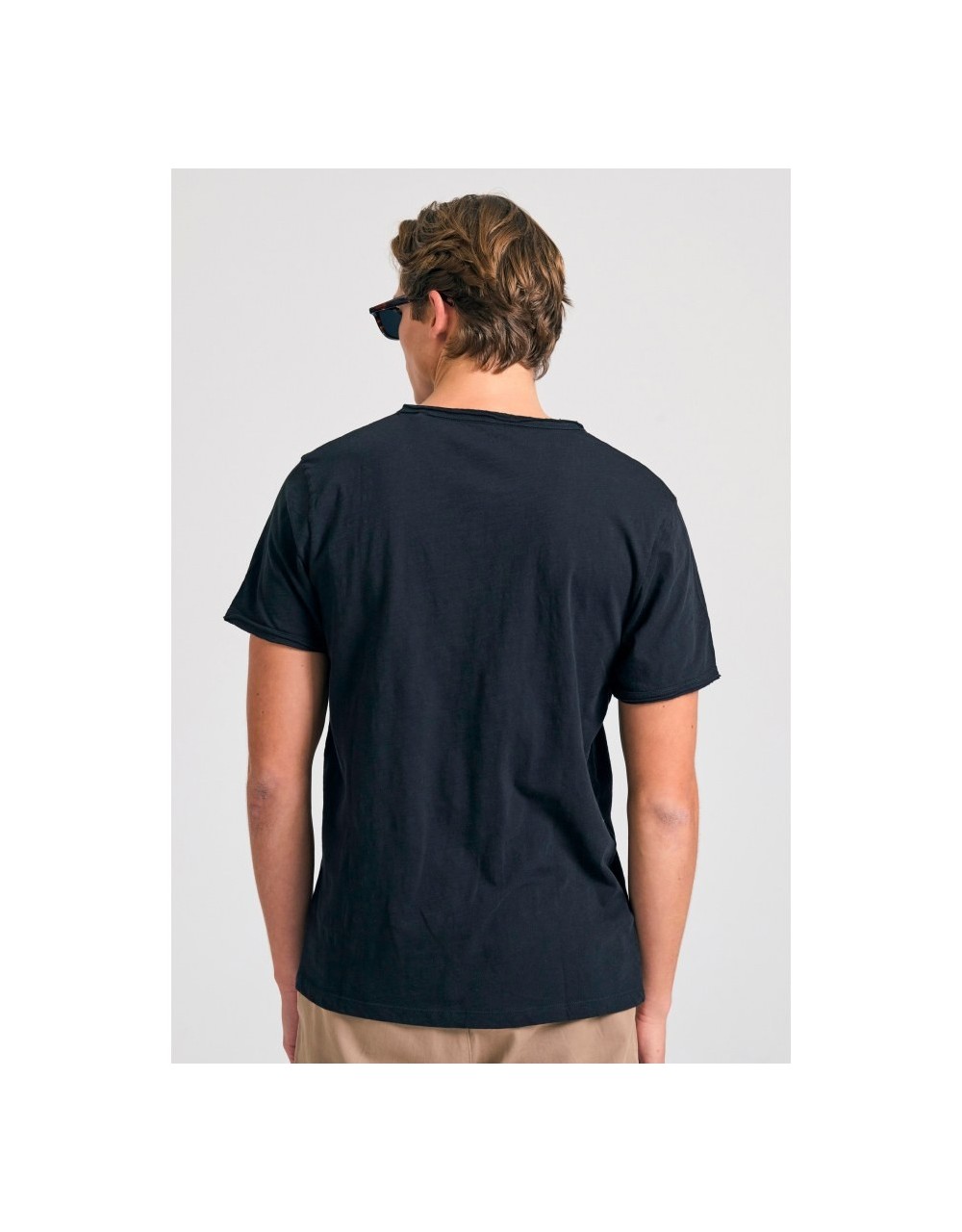 T-shirt με λαιμό henley και raw cuts - The essentials