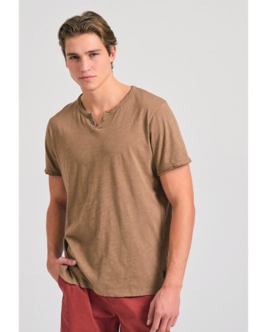 T-shirt με λαιμό henley και raw cuts - The essentials