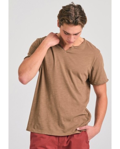 T-shirt με λαιμό henley και raw cuts - The essentials