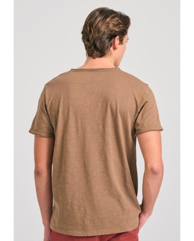 T-shirt με λαιμό henley και raw cuts - The essentials