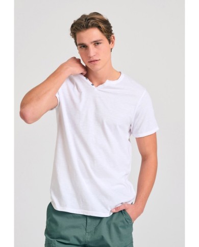 T-shirt με λαιμό henley και raw cuts - The essentials